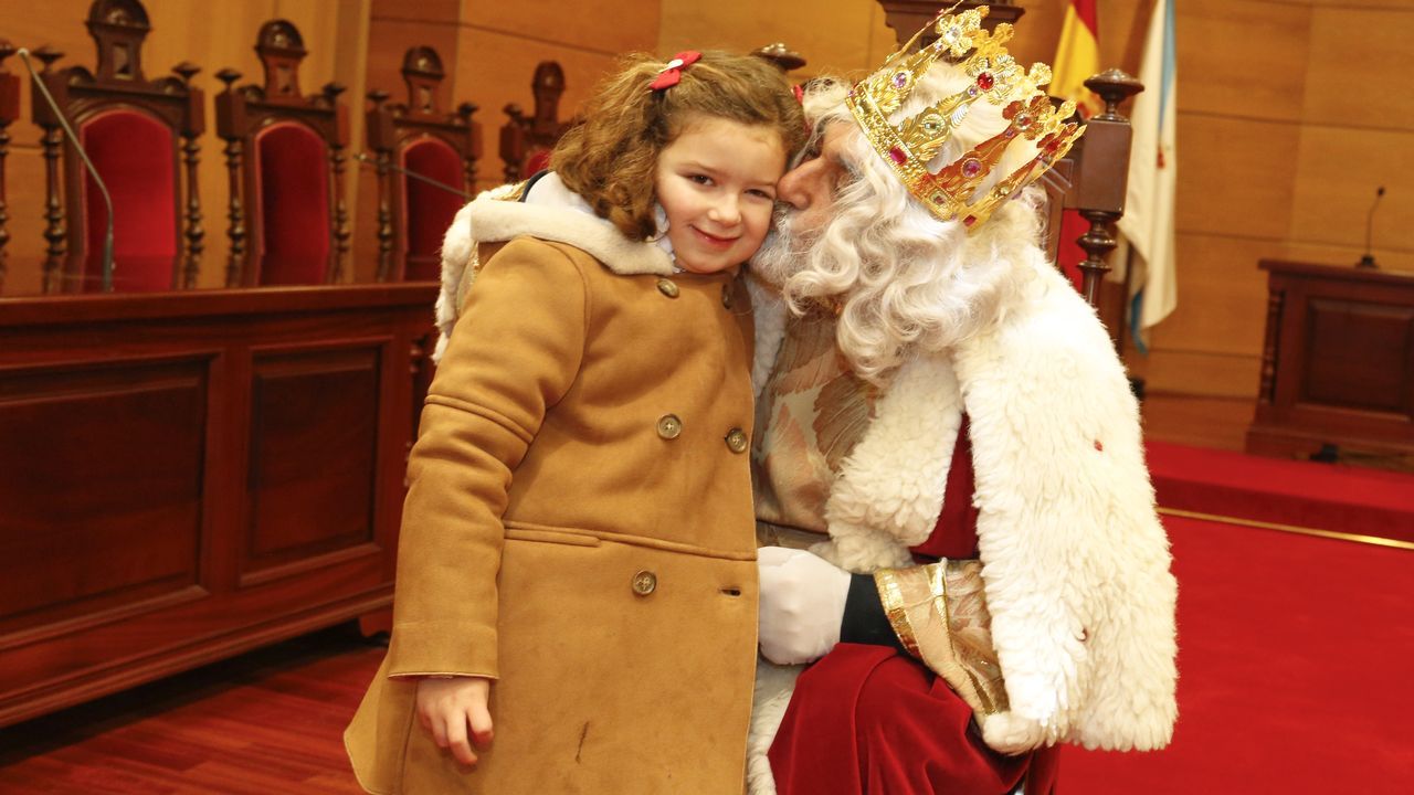 Eduardo posando con la guardia pretoriana que ha logrado que los Reyes cumplan su sueño después de una década pidiendo un ordenador