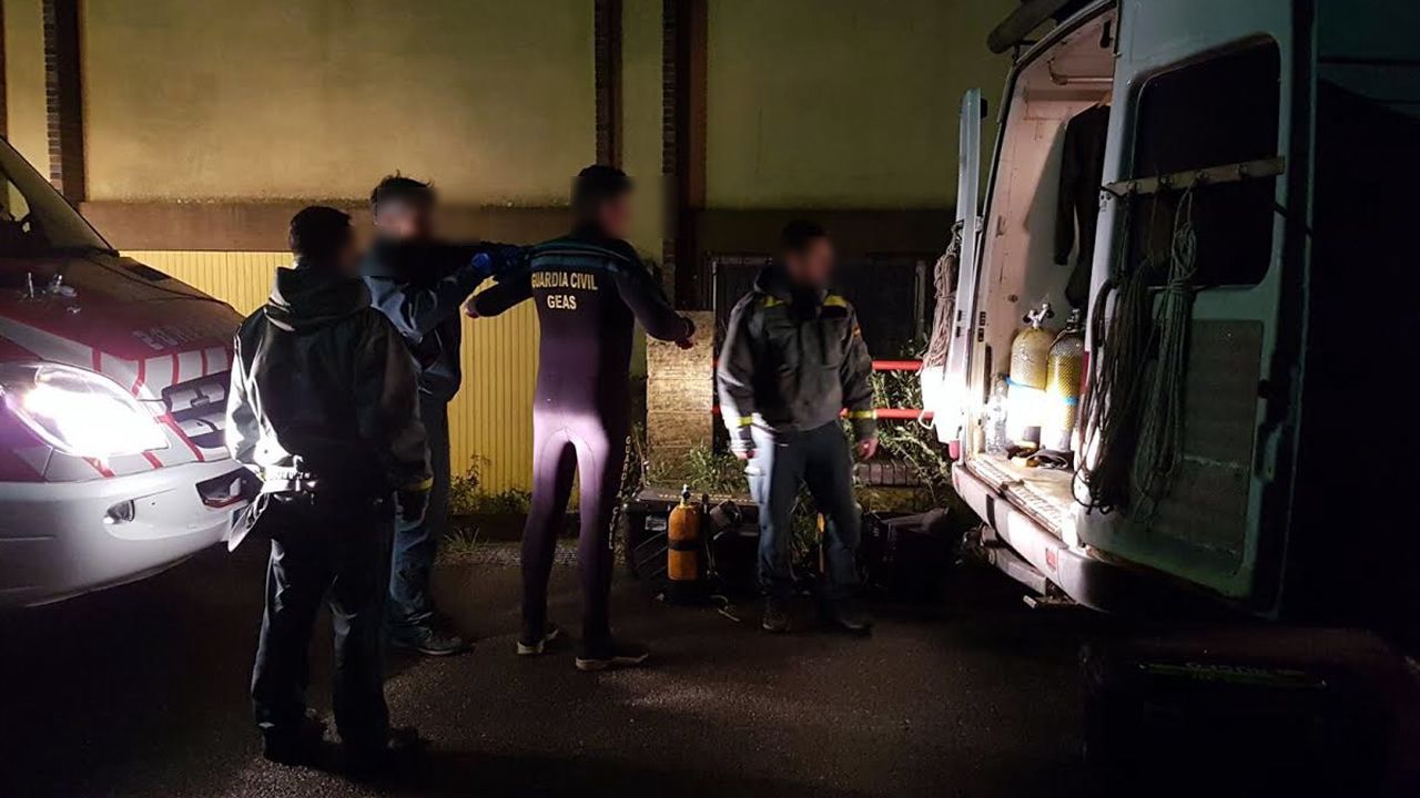 Un agente de los GEAS (grupo especial de actividades subacuáticas de la Guardia Civil) se enfunda un traje de neopreno para introducir una cámara en el pozo para comprobar si estaba el cuerpo en el fondo. Eran los momentos previos al hallazgo del cadáver