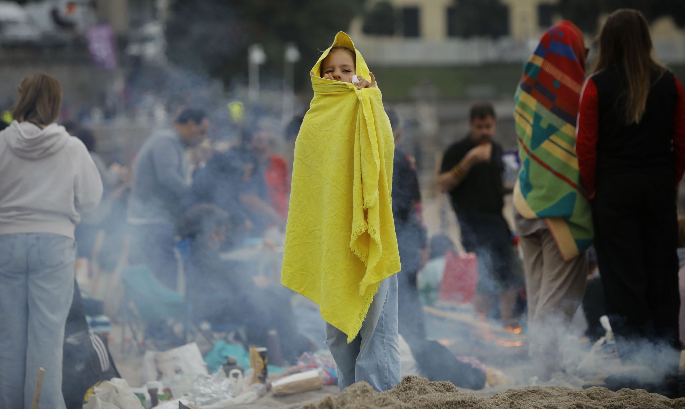 Unha nena protxese do vento na praia de Riazor a noite de san Xoan. 23/06/2024