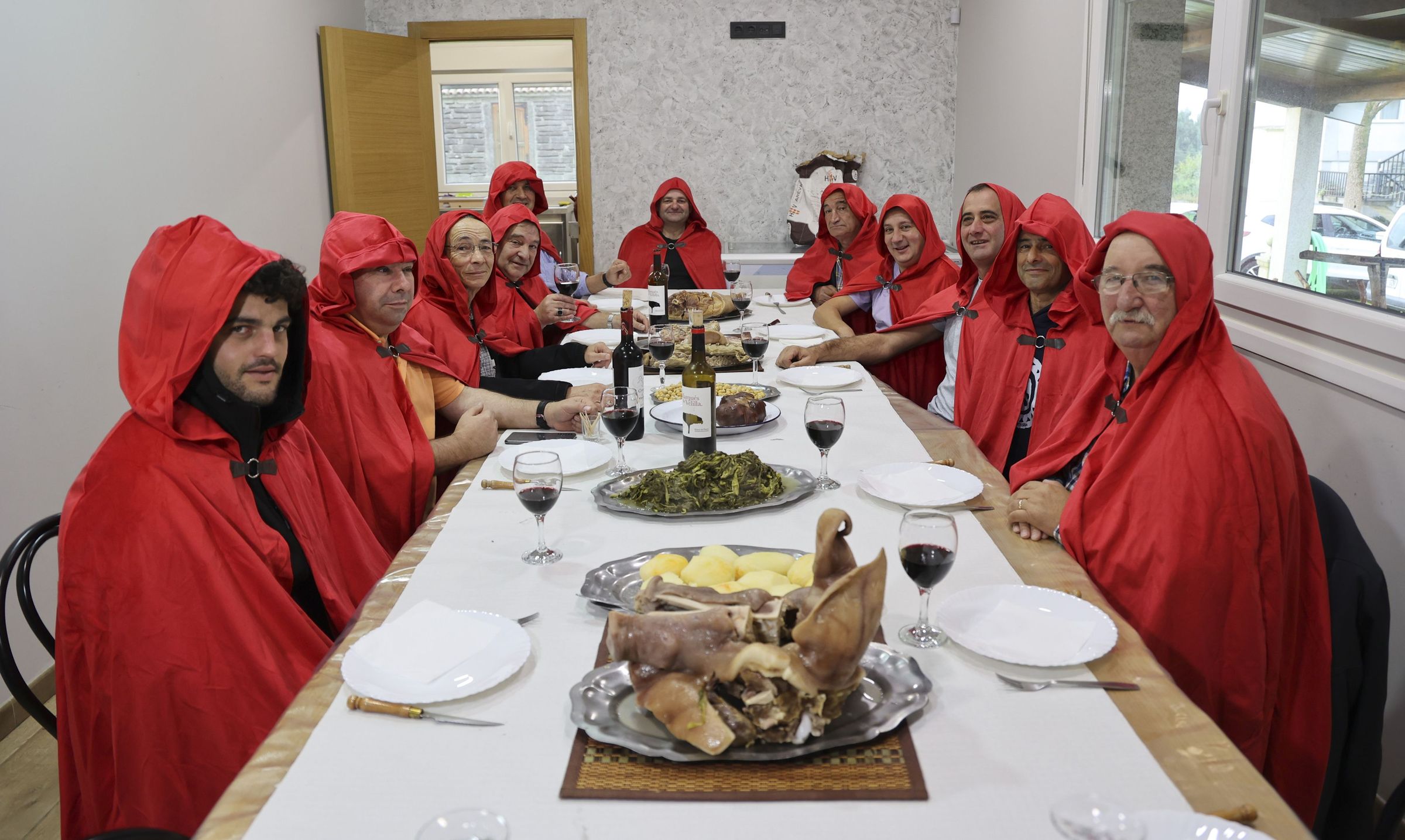 A pea Los apstoles del cocido sentados para comezar o almorzo dun cocido as nove da ma s 9 da ma. 01/11/2024