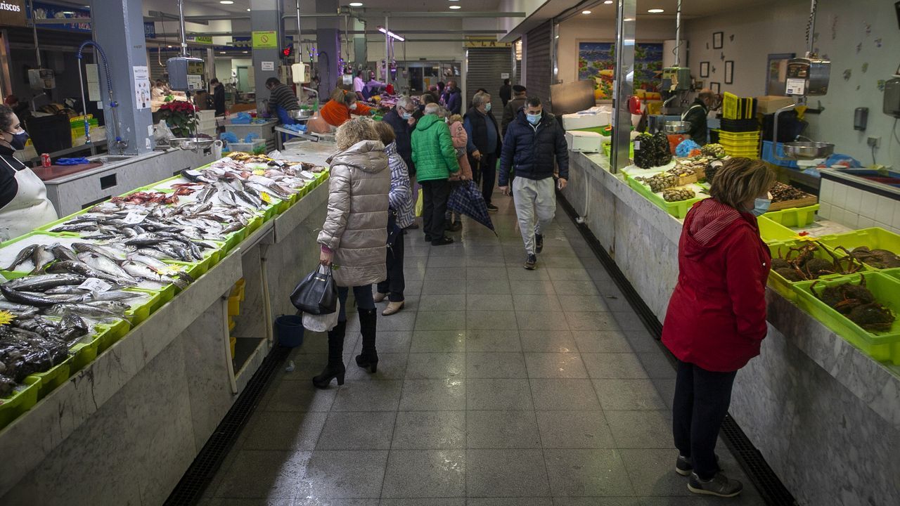 Ambiente en la plaza de abastos el primer día de cierre perimetral en Boiro