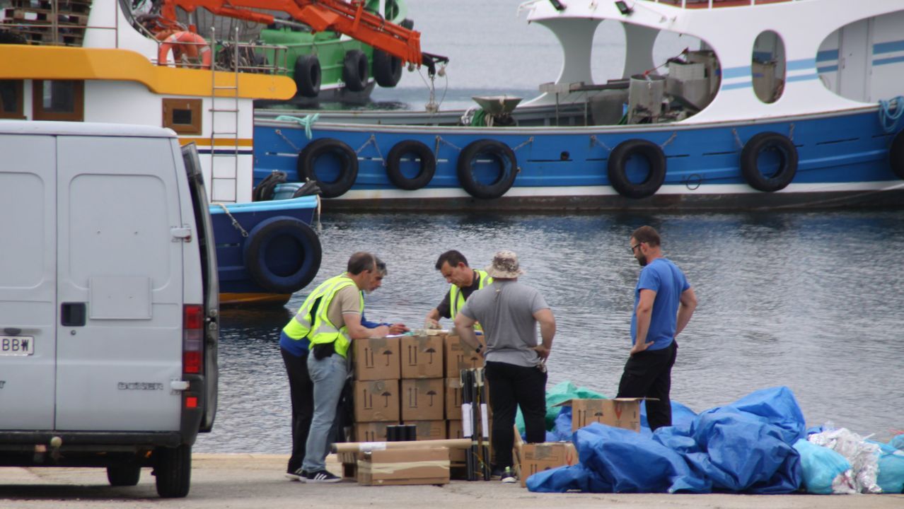RESUMEN DEL AÑO 2019.GUARDIA CIVIL PRECINTANDO TODOS LOS ELEMENTOS DE LA TIRADA DE FUEGOS ARTIFICIALES QUE ESTABAN MONTADOS EN UNAS PLATAFORMAS EN EL MAR PARA LA TIRADA DE FUEGOS ARTIFICIALES DEL DOMINGO DE LAS FIESTAS DE BOIRO