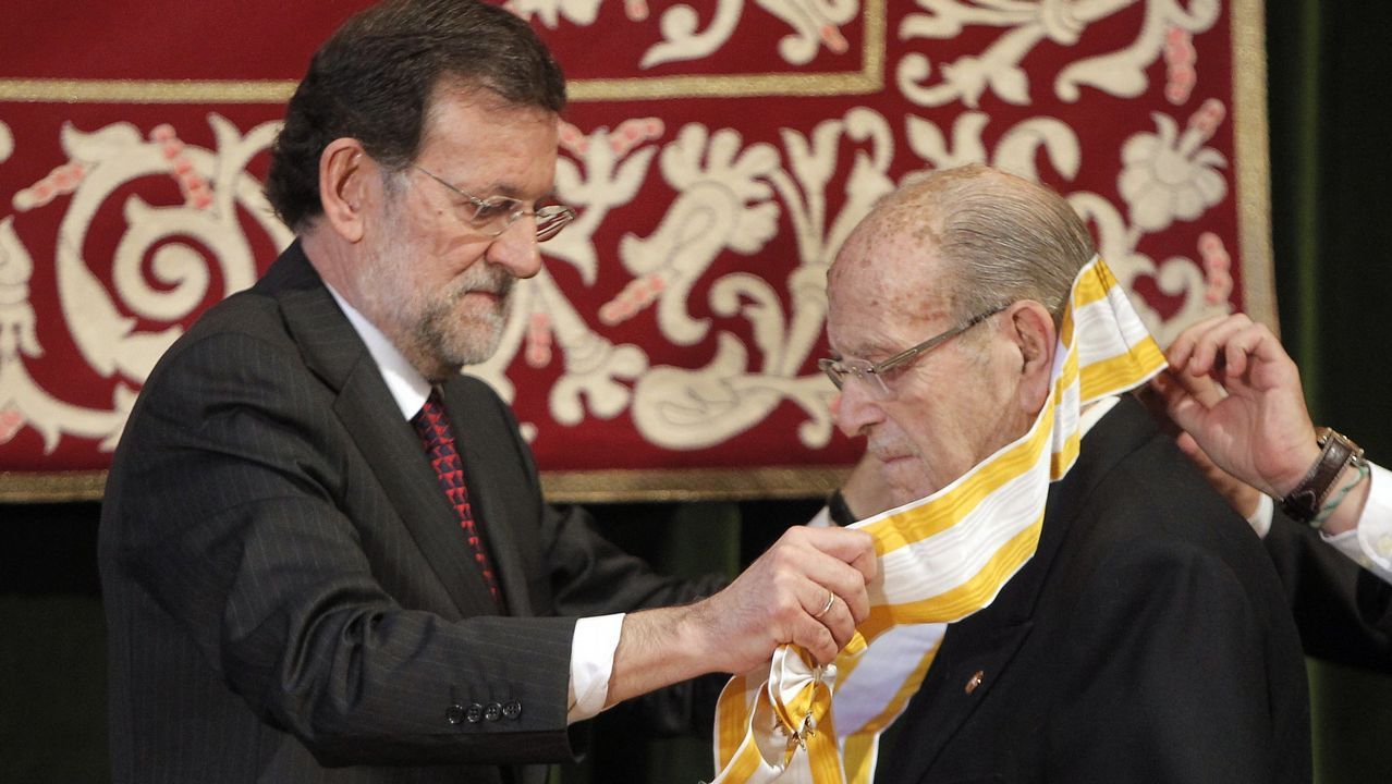 Emilio Pérez Touriño saluda, como presidente de la Xunta, a Fernández Albor