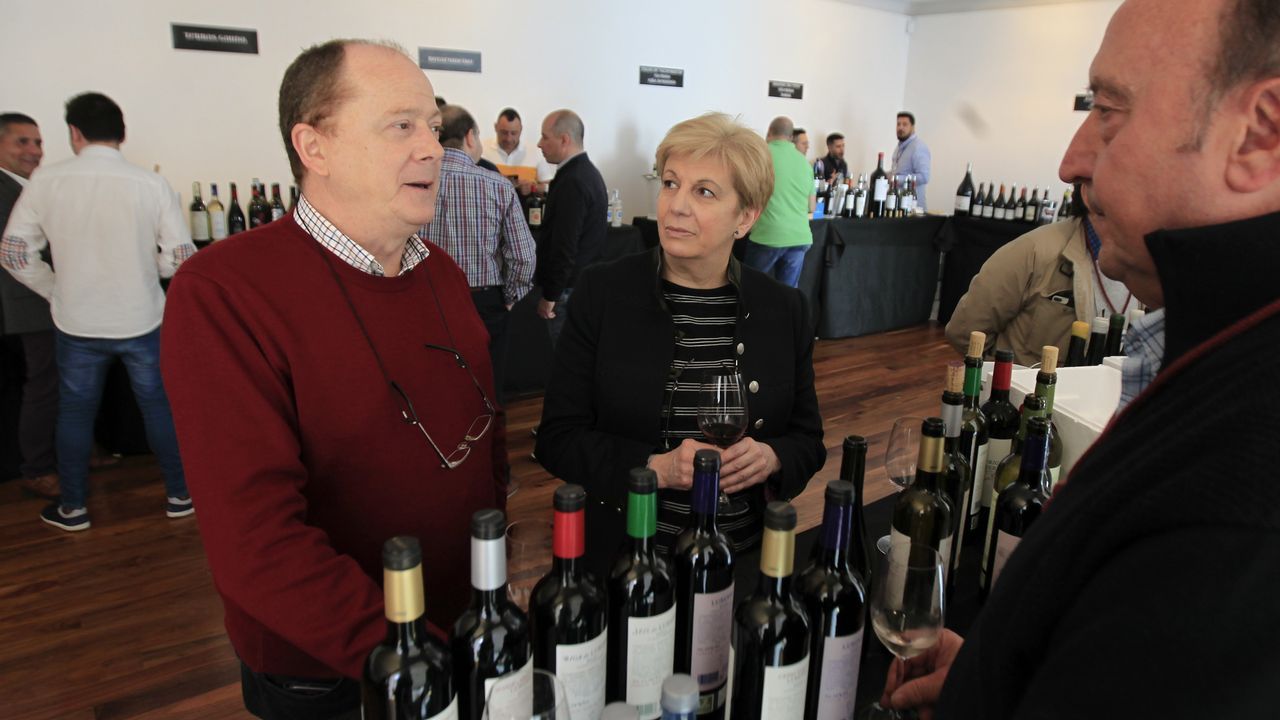 Túnel del vino en Fevino, en la imagen los responsables de Casa Amador