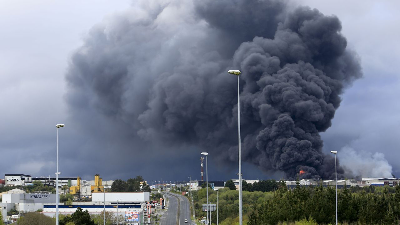 La columna de humo del incendio se veía desde kilómetros de distancia