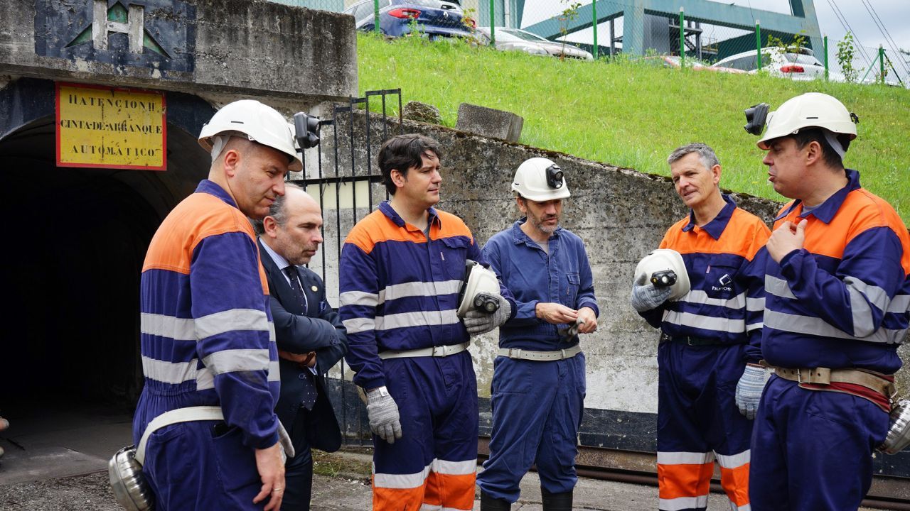 De izquierda a derecha, Juan Carlos Iglesias, alcalde de Aller; Ignacio Villaverde, rector de la Universidad de Oviedo; Borja S�nchez, consejero de Ciencia; Jes�s Fern�ndez, director de miner�a de Hunosa; Sergi Girona, director de Operaciones del Centro Nacional de Supercomputaci�n, y Felipe Gonz�lez Coto, director de explotaci�n y seguridad de Hunosa, en la bocamina del pozo Santiago.