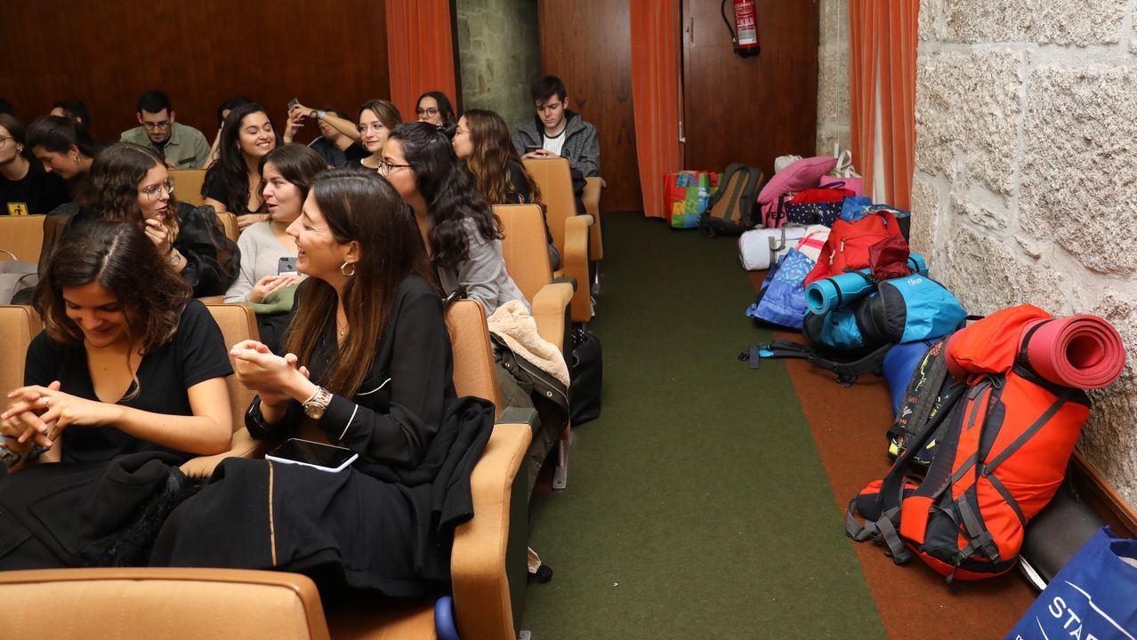 La noche de este martes varios estudiantes asistieron a una asamblea, algunos de ellos pertrechados con sacos de dormir