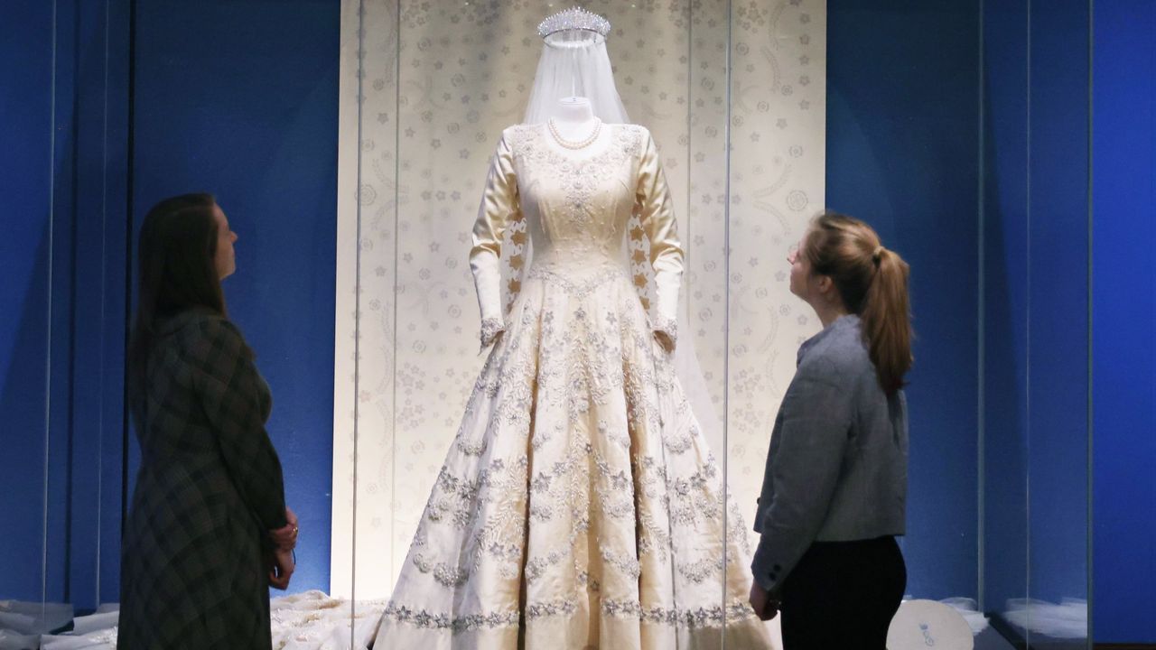Exposici�n de vestidos de la reina Isabel II.Victoria Beckham, el pasado 4 de abril en el partido entre el Inter de Miami y el Austin FC