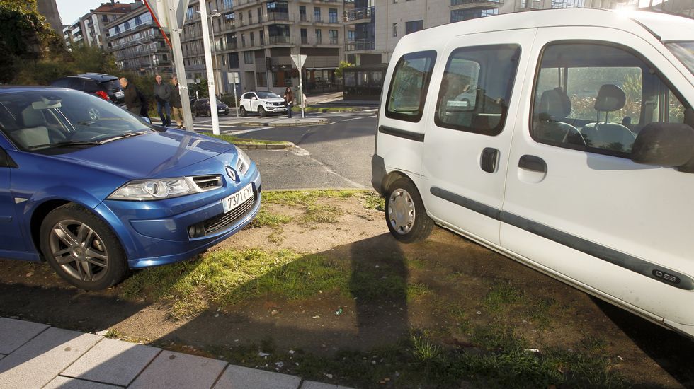 COCHES MAL APARCADOS Y APARCAMIENTO