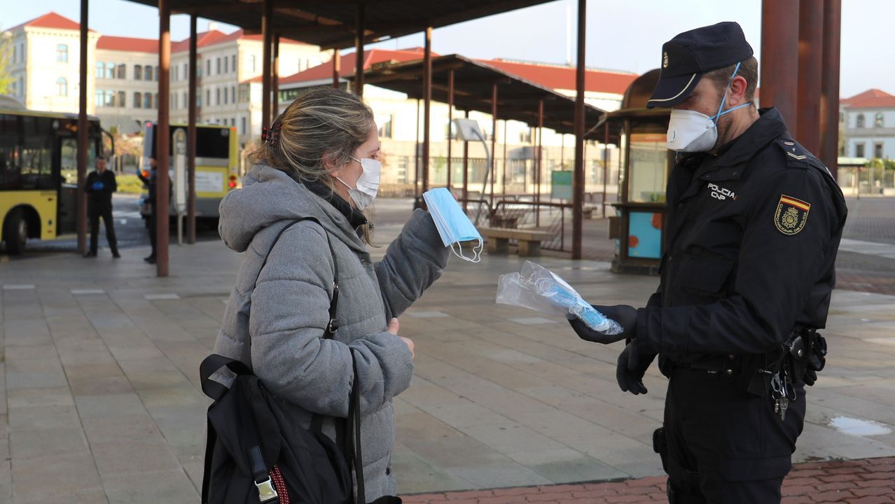 Reparto de mascarillas en la estación de autobuses de Santiago