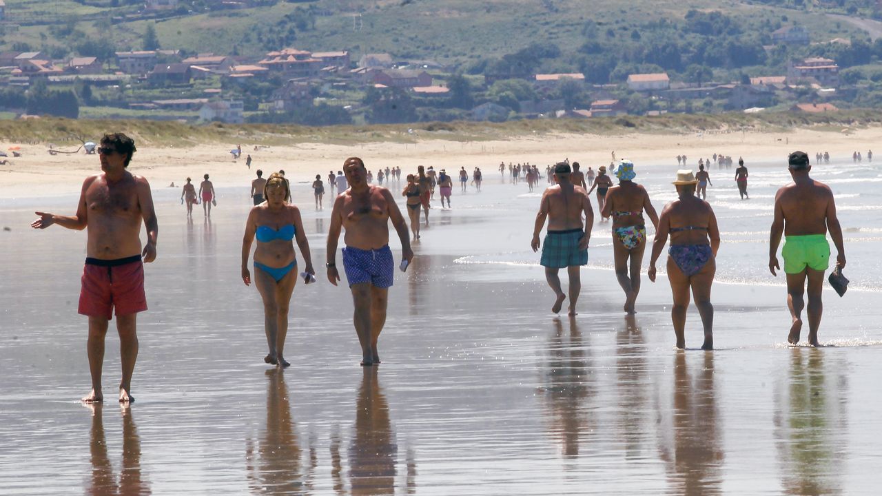 Gente paseando por la playa de A Lanzada