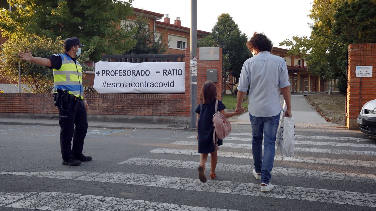 Pancarta de protesta contra la situación organizativa en los colegios en un centro de Arousa