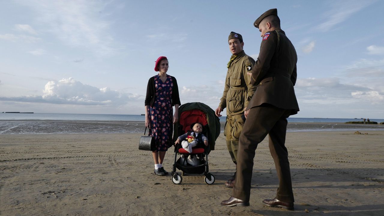 Varios franceses vestidos con uniformes guerra de la Segunda Guerra Mundial caminan por las ruinas de un búnker alemán cerca de Normandía, en Pointe Du Hoc France.