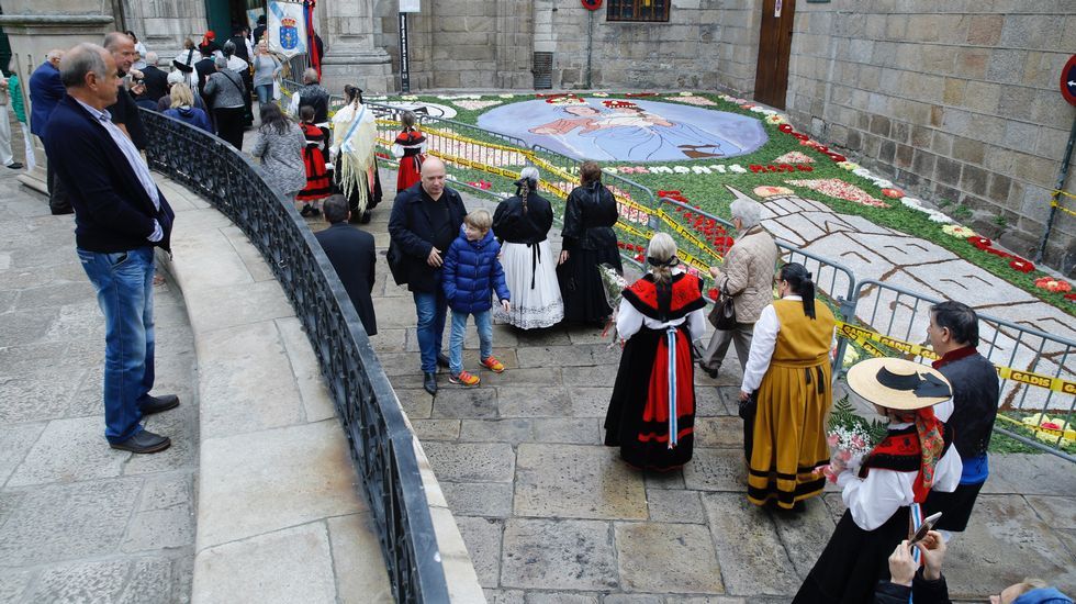 Comitiva del Rosario hacia Dominicos para la ofrenda floral