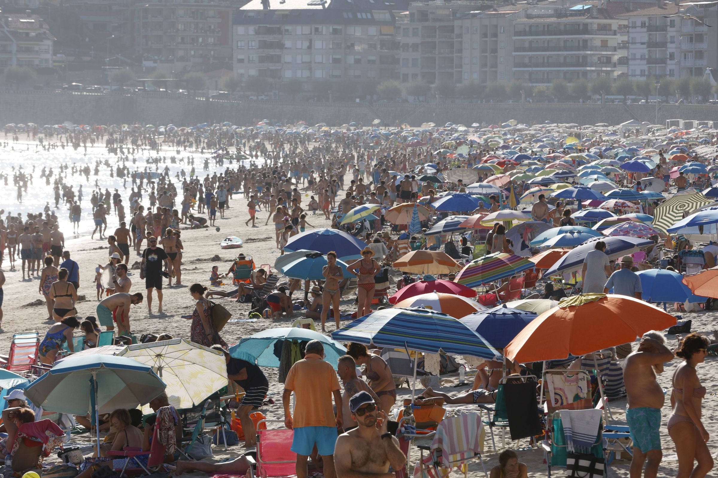 Afluencia masiva as praias nos primeiros das de agosto, despois de un xullo chuvioso. Na imaxe, ambiente na praia de Xilgar en Sanxenxo. 03/08/2024