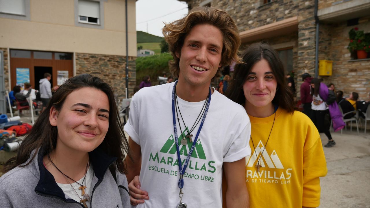 Ellos son los monitores que acompañan a la excursión de instituto que está haciendo el Camino