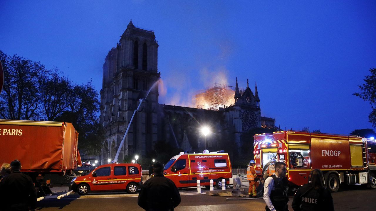 Unos bomberos dentro de la Catedral de Notre Dame