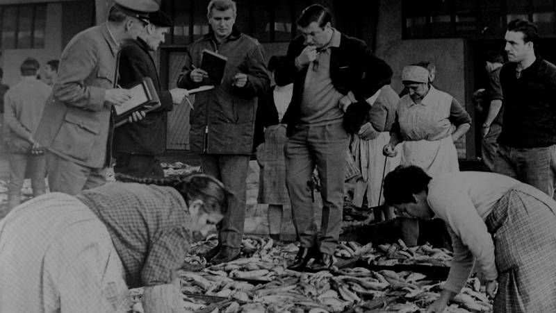 Disfrazadas de alsacianas.Subasta en el puerto de A Coruña