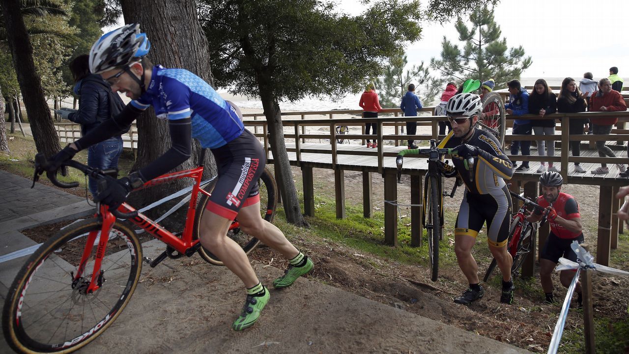 Prueba de Ciclocrós en el Pinar del paseo martítimo de Praia Xardín.