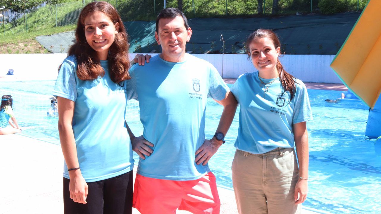 Fatma Erdemoglu y Letizia Saccani, con el t�cnico de voluntariado de Lousame Xos� Manuel Outeiral