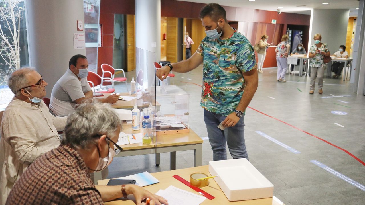 Colas ante el pabellón municipal de Milladoiro (Ames)