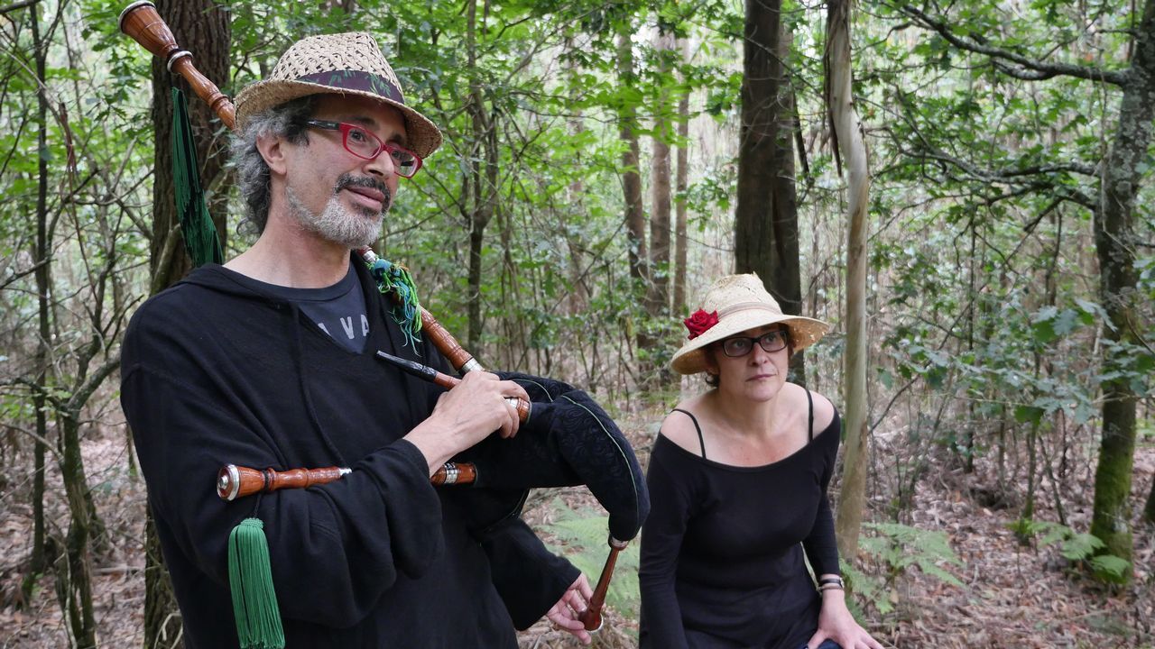 Miguel y María forman el dúo Anduriñas da Ría. Tocan para los peregrinos