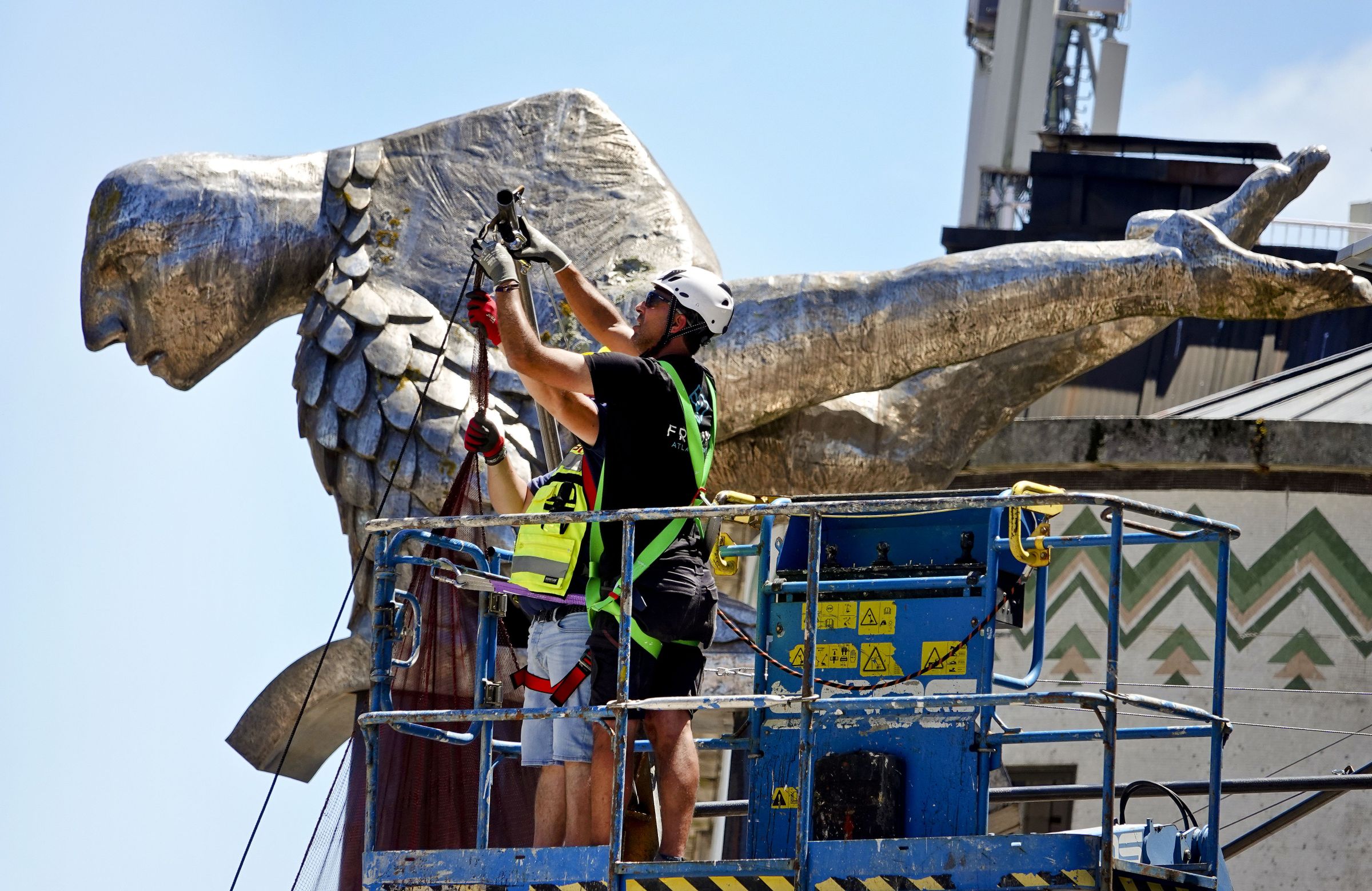 Operario montando La Batea da Porta do Sol ante a mirada do Sireno. 12/07/2024