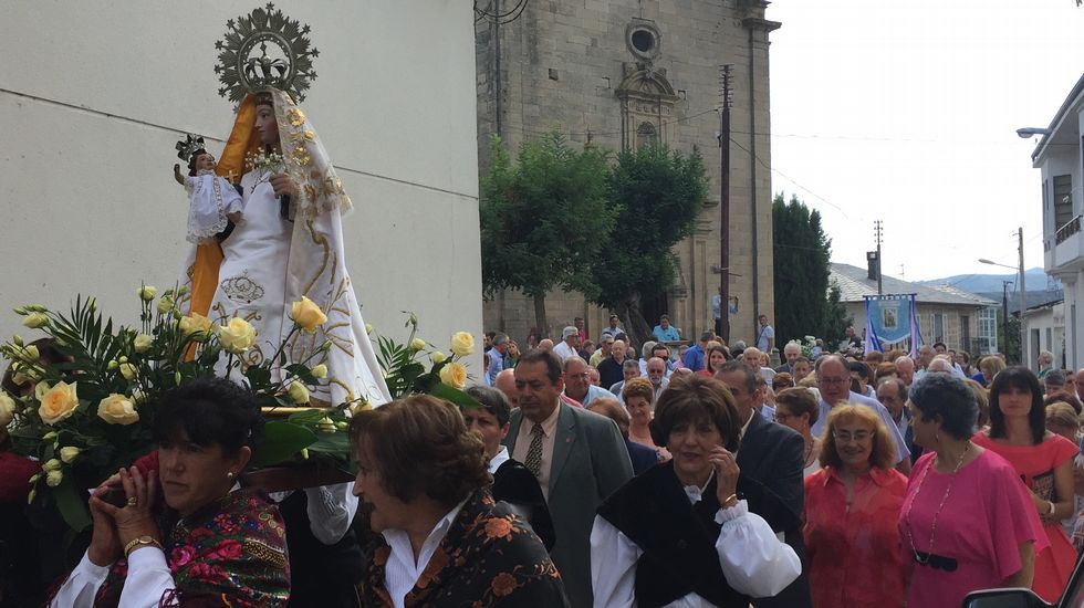 Larouco sacó en procesión a la patrona, la Virxe dos Remedios