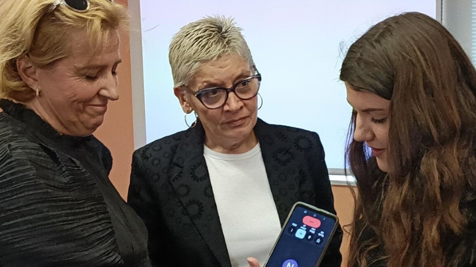 LaGrandiella.La consejera de Salud del Principado de Asturias, Concepci�n Saavedra (centro), durante una prueba del asistente virtual de citas de IA 'Noah' en Atenci�n Primaria, en Gij�n