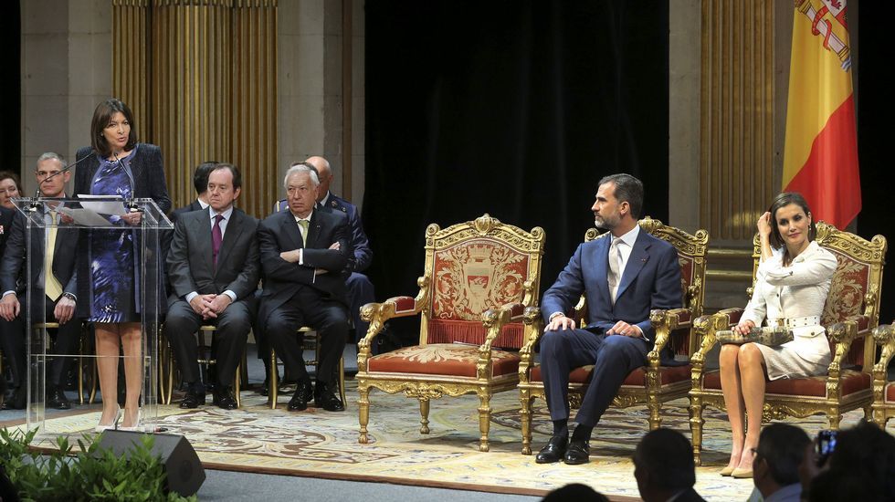 Otra imagen de Anne Hidalgo junto a los reyes.