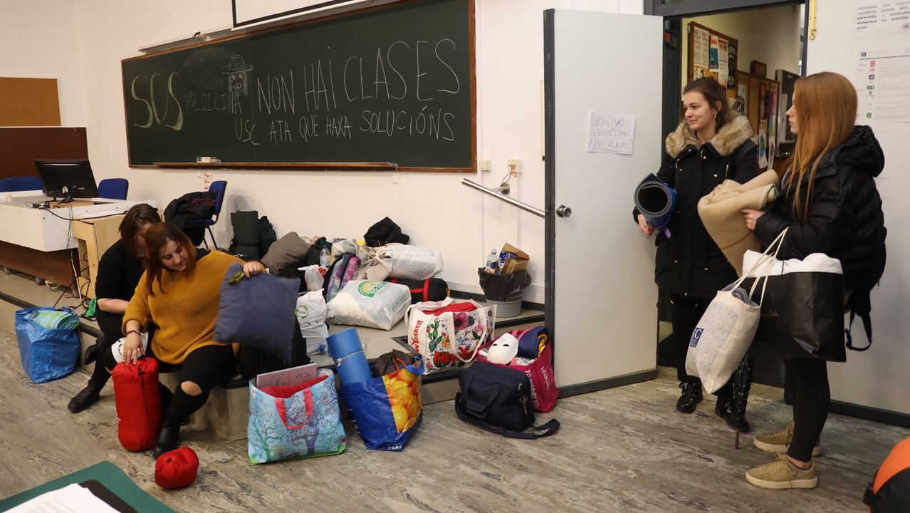 Alumnos tomando posiciones para dormir en las aulas durante la primera jornada de huelga
