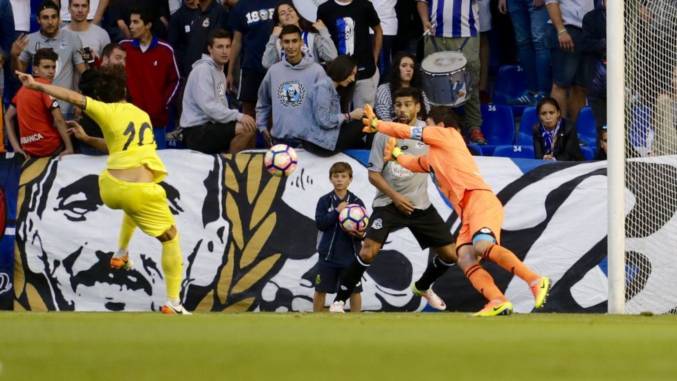 Lucas, siguiendo el partido en el palco de Riazor