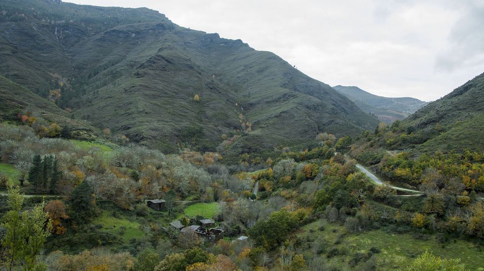Desde el camino se divisa un espectacular panorama de la aldea de Lousadela y las montañas que la rodean