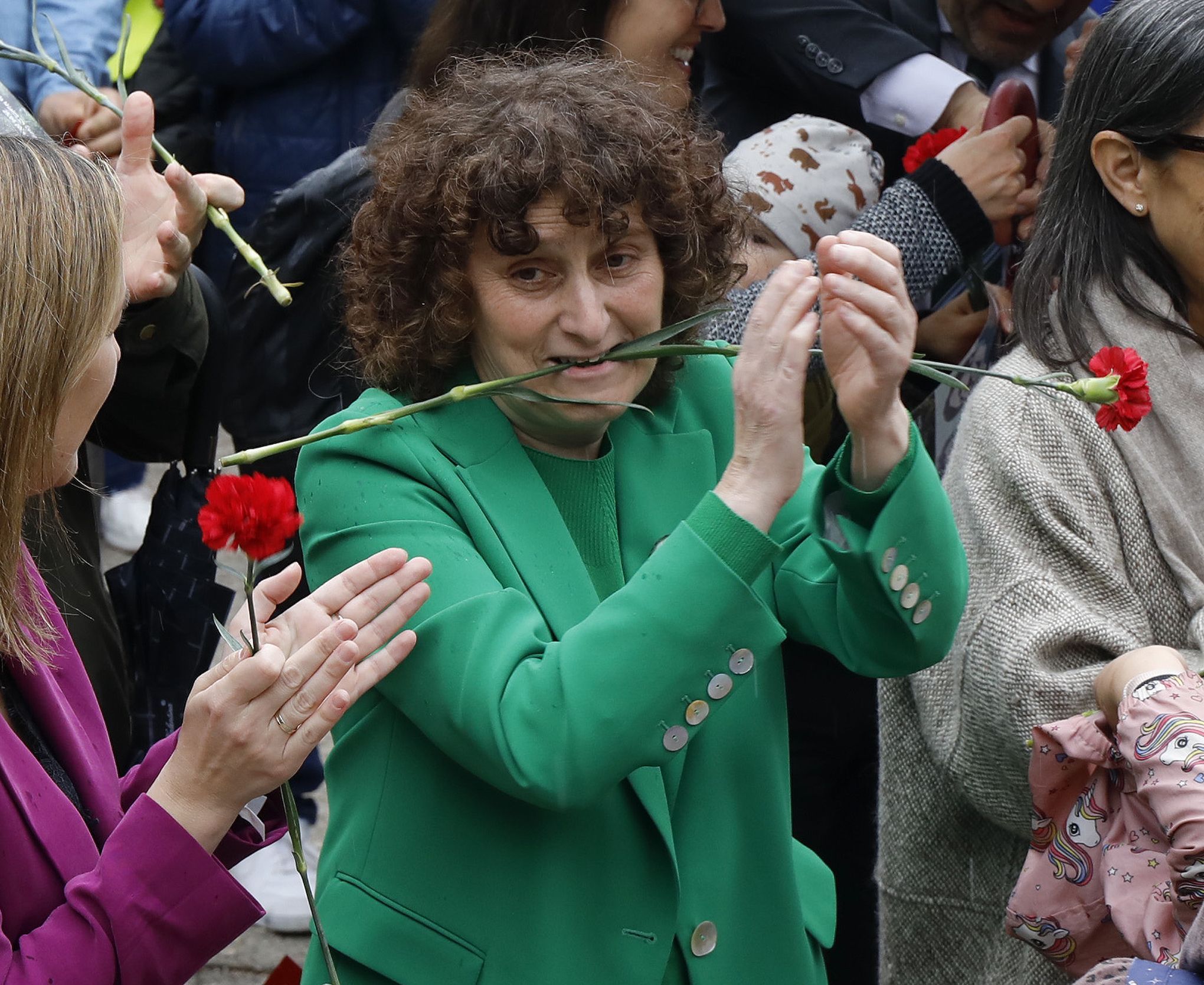 A alcaldesa de Santiago, Goretti Sanmart�n, durante o acto conmemorativo polo 25 de Abril Portugu�s, despois de cantar a canci�n, �Gr�ndola, vila morena�. 25/04/2024