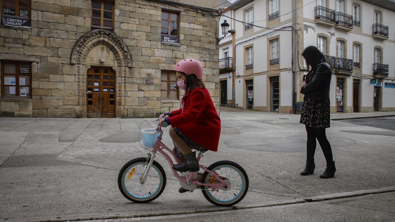 El primer paseo de los niños de Barbanza, en imágenes.Los viandantes regresaron al paseo de Coroso