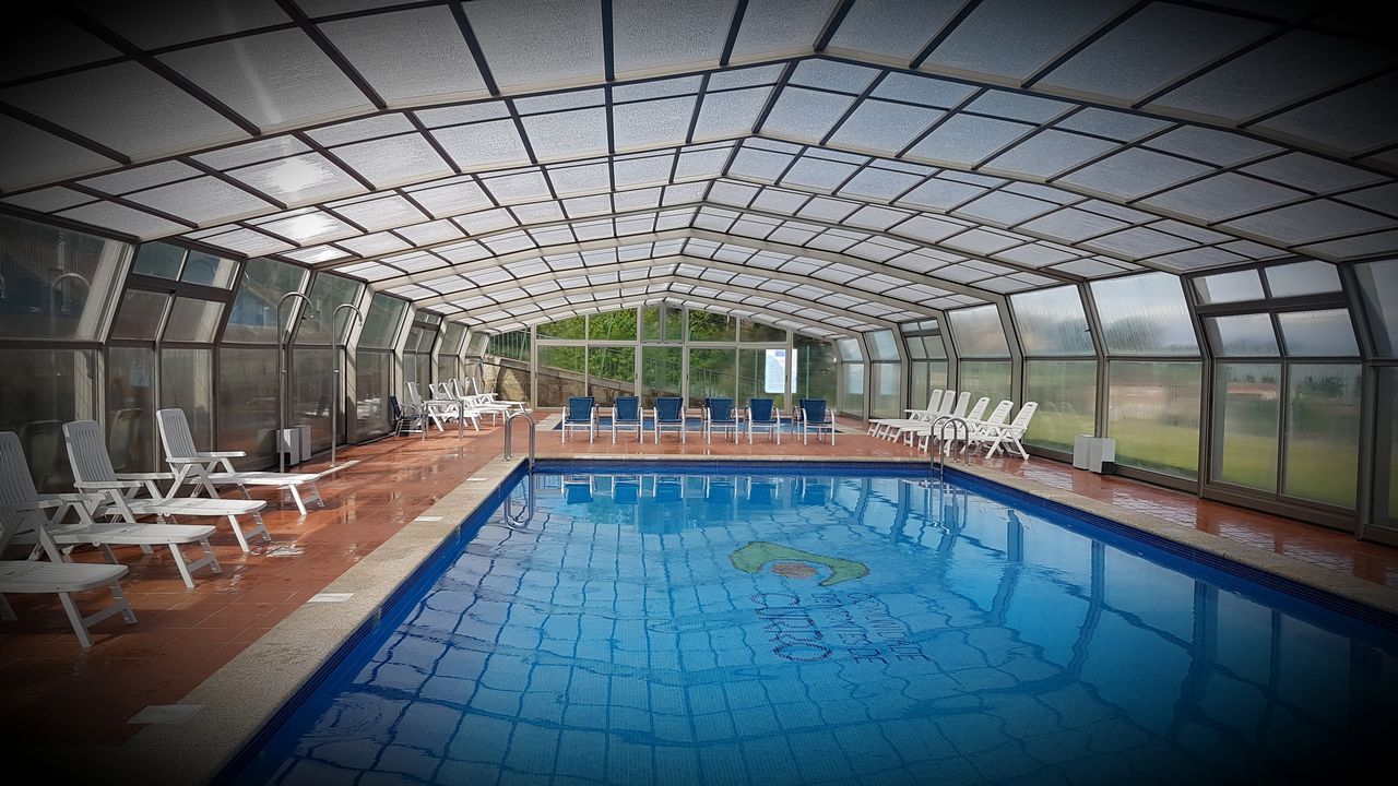 Curro, la parroquia con 250 familias, piscina climatizada y ludoteca gratis