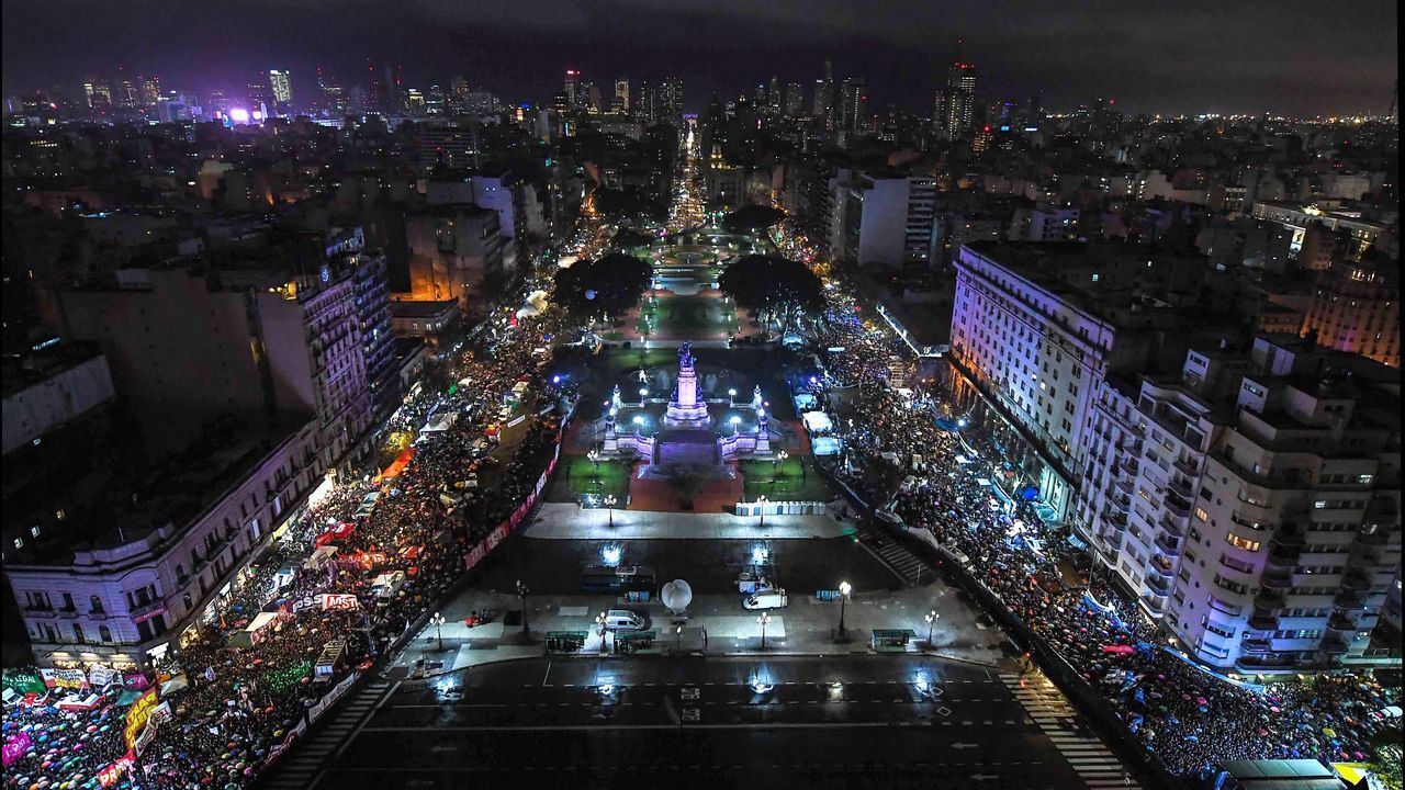 .Multitudinaria manifestación frente al Congreso Nacional