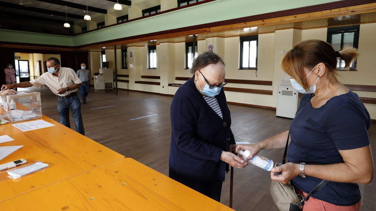 Por el coronavirus, Viveiro reubicó dos mesas electorales en la casa consistorial, donde en algunos momentos se formaron colas