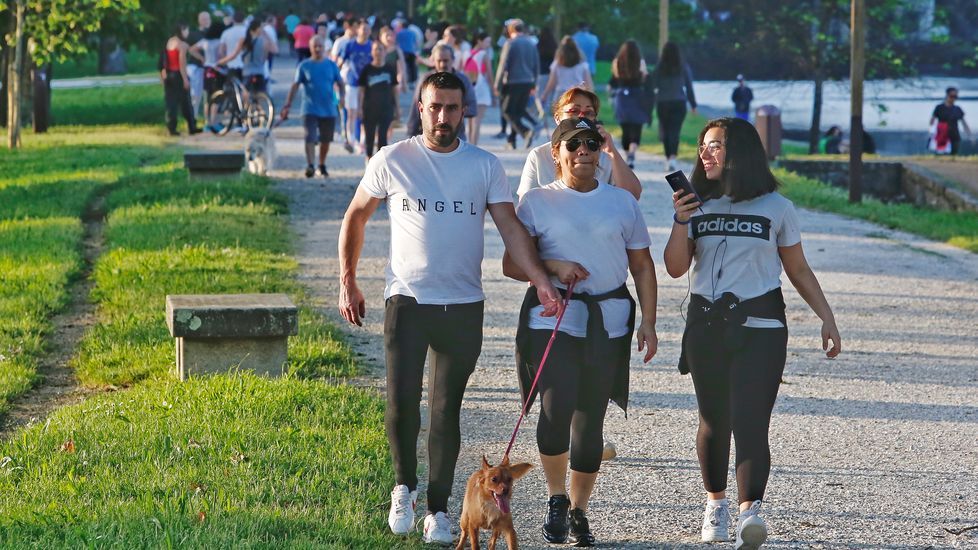 Miles de personas salen a pasear en Pontevedra en el segundo día de la desescalada