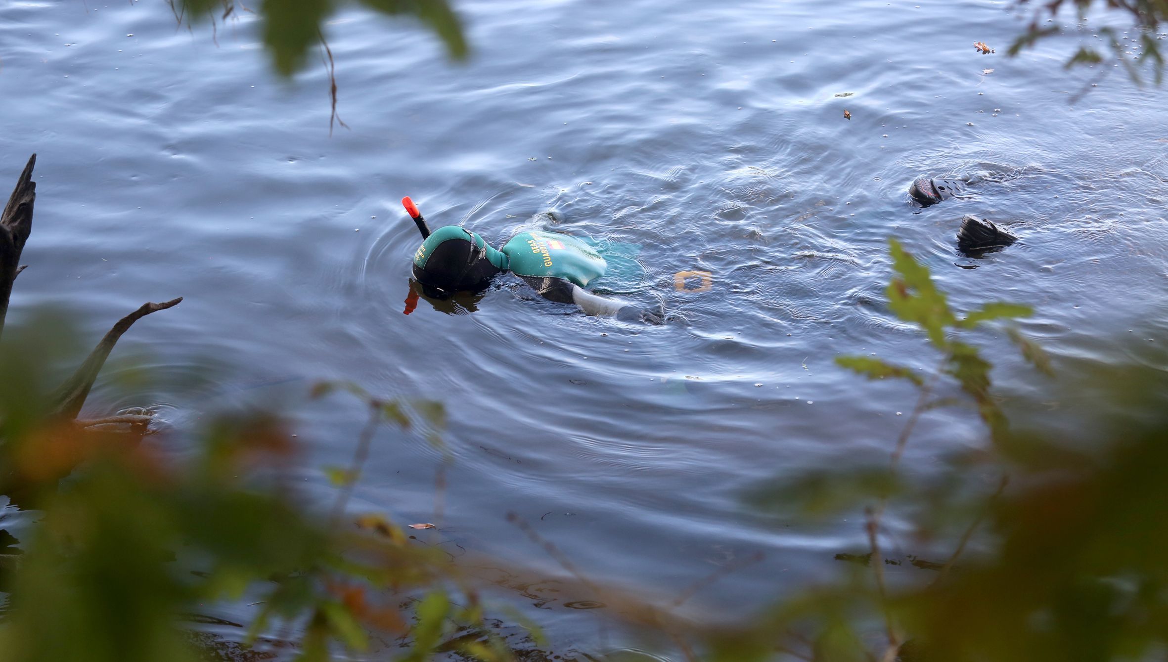 Un garda civil do GEAS busca unha persoa desaparecida no ro Umia en Cambados. 06/11/2024