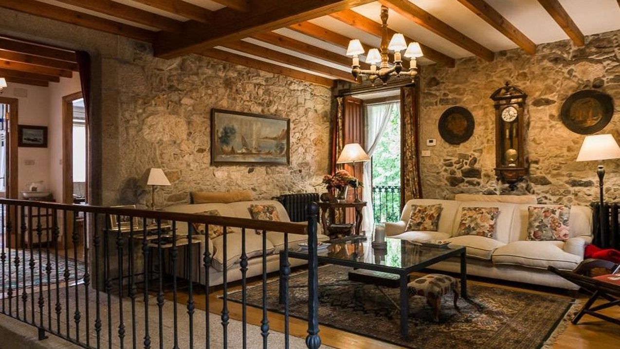 El emplazamiento en el que se sitúa la vivienda, con vistas a la ría de Muros, y el enorme terreno que la rodea son los principales puntos fuertes de una propiedad que llegó a estar a la venta por más de 4 millones