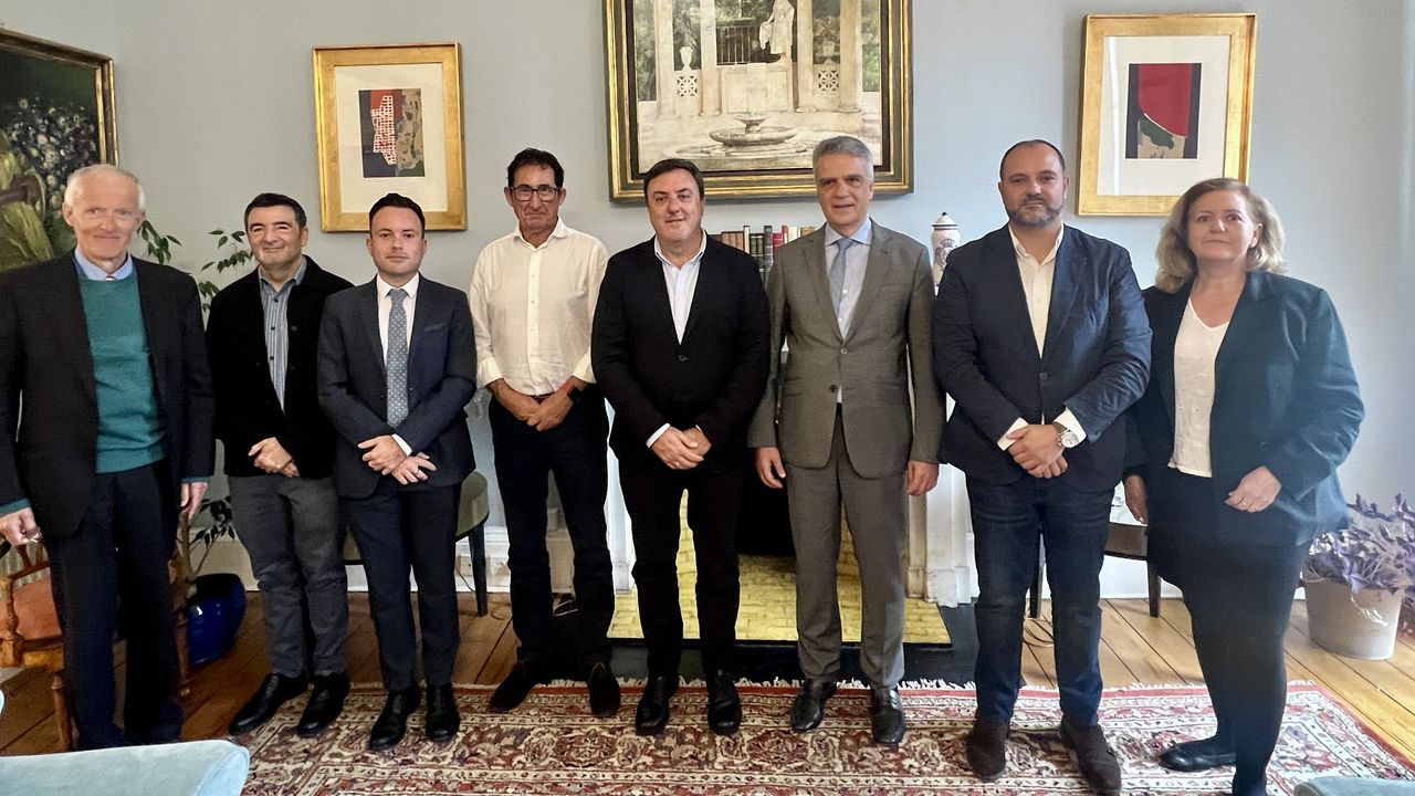 Las delegaciones gallega y escocesa, en la reuni�n celebrada en el consulado de Espa�a en Edimburgo