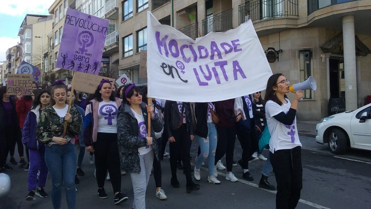 Manifestación 8M en Allariz.Escolares y adultos se manifestaron en esta jornada por los derechos de la mujer.