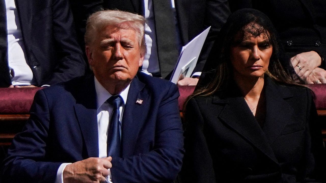 El presidente de Ucrania, Volodymyr Zelenskiy, y la primera dama, Olena Zelenska, asisten a la misa funeral del Papa Francisco.
