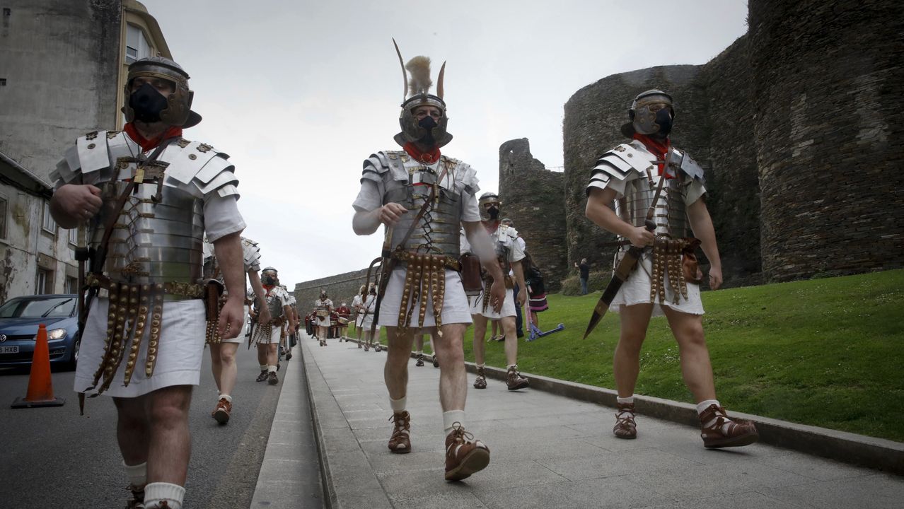 A Cohors II Lucensium e a Guardia Pretoriana percorreron o casco histórico e fixeron unha homenaxe floral na Mosqueira