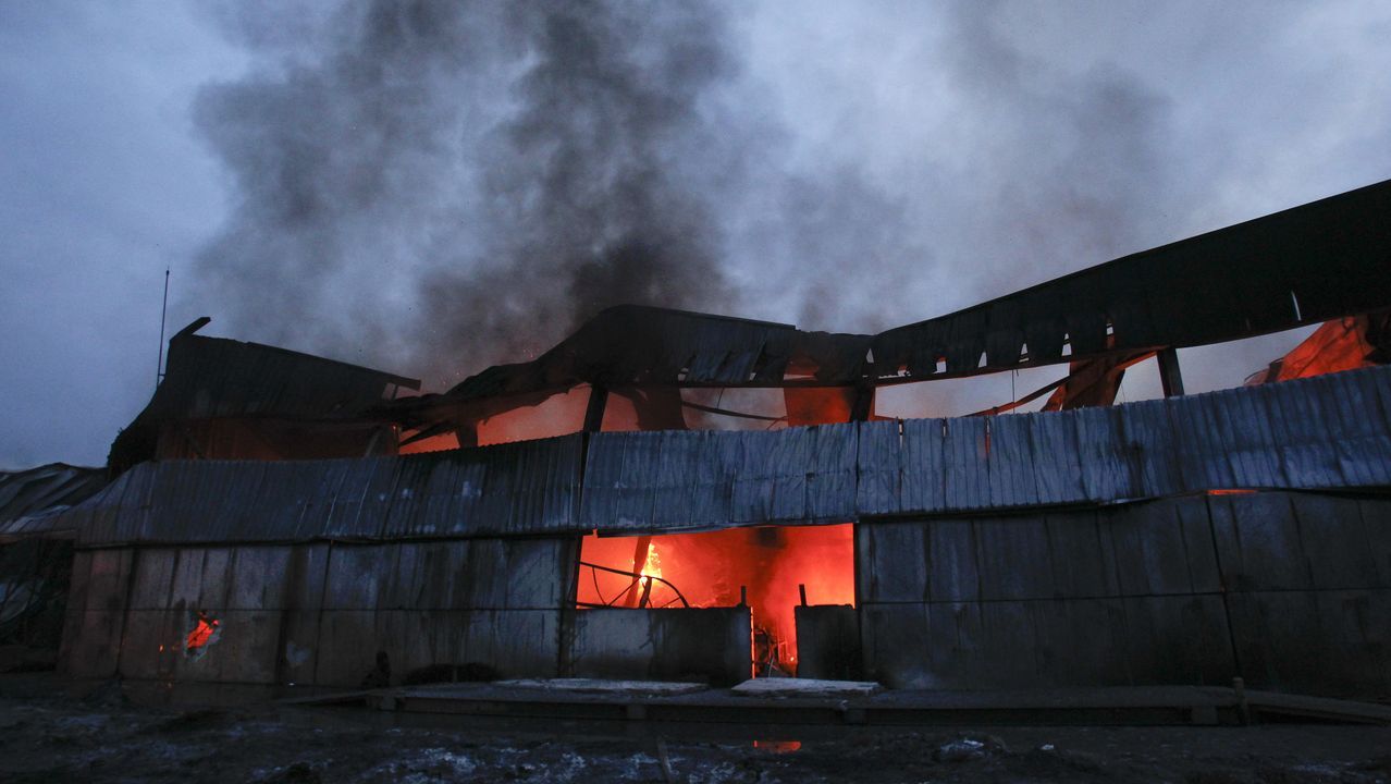 Así amaneció tras el incendio la fábrica de bolsas de papel de Narón