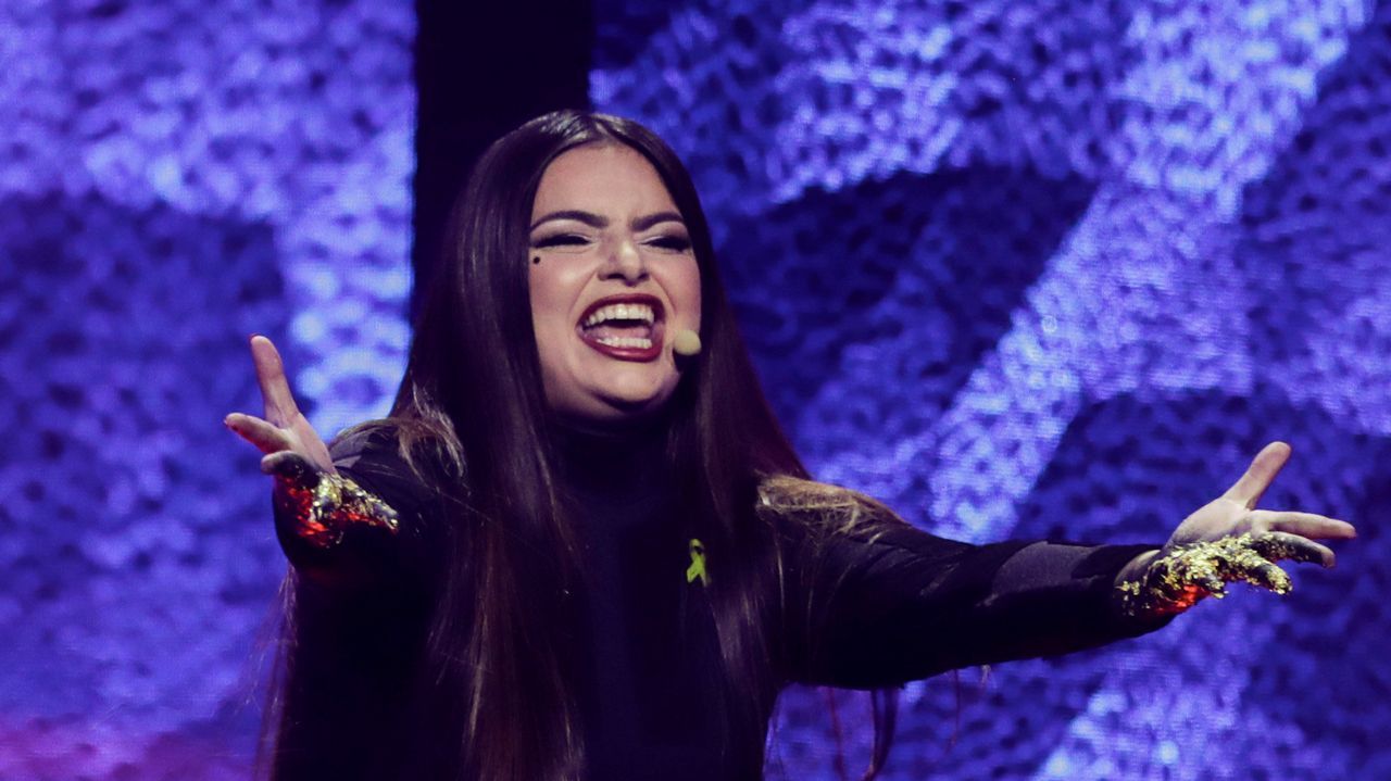 Christabelle, de Malta, interpretando «Taboo»