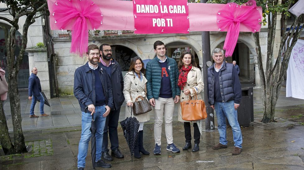 Manos levantadas por el cáncer de mama