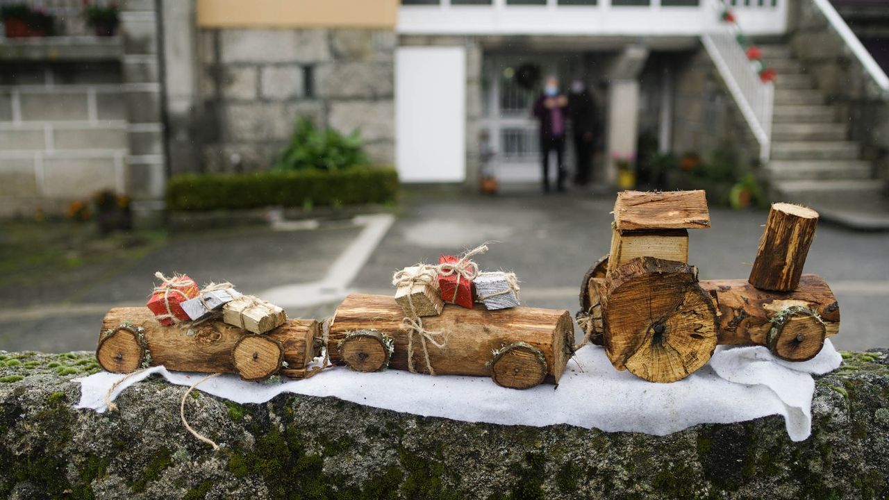 adornos reivindicativos.En Neboeiro decoraron el pueblo con motivos naturales y reivindican una mejor conexión a Internet