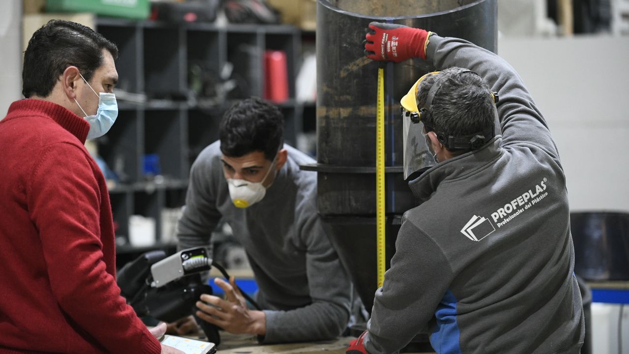 Empresa Proferplas de Lalín trabajando con mascarillas